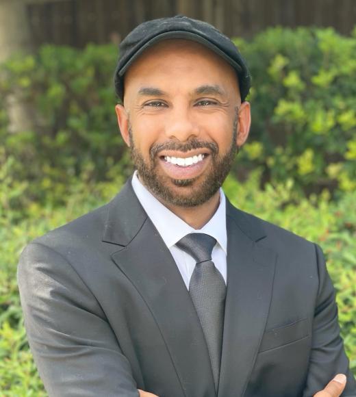 Man in suit and pageboy hat